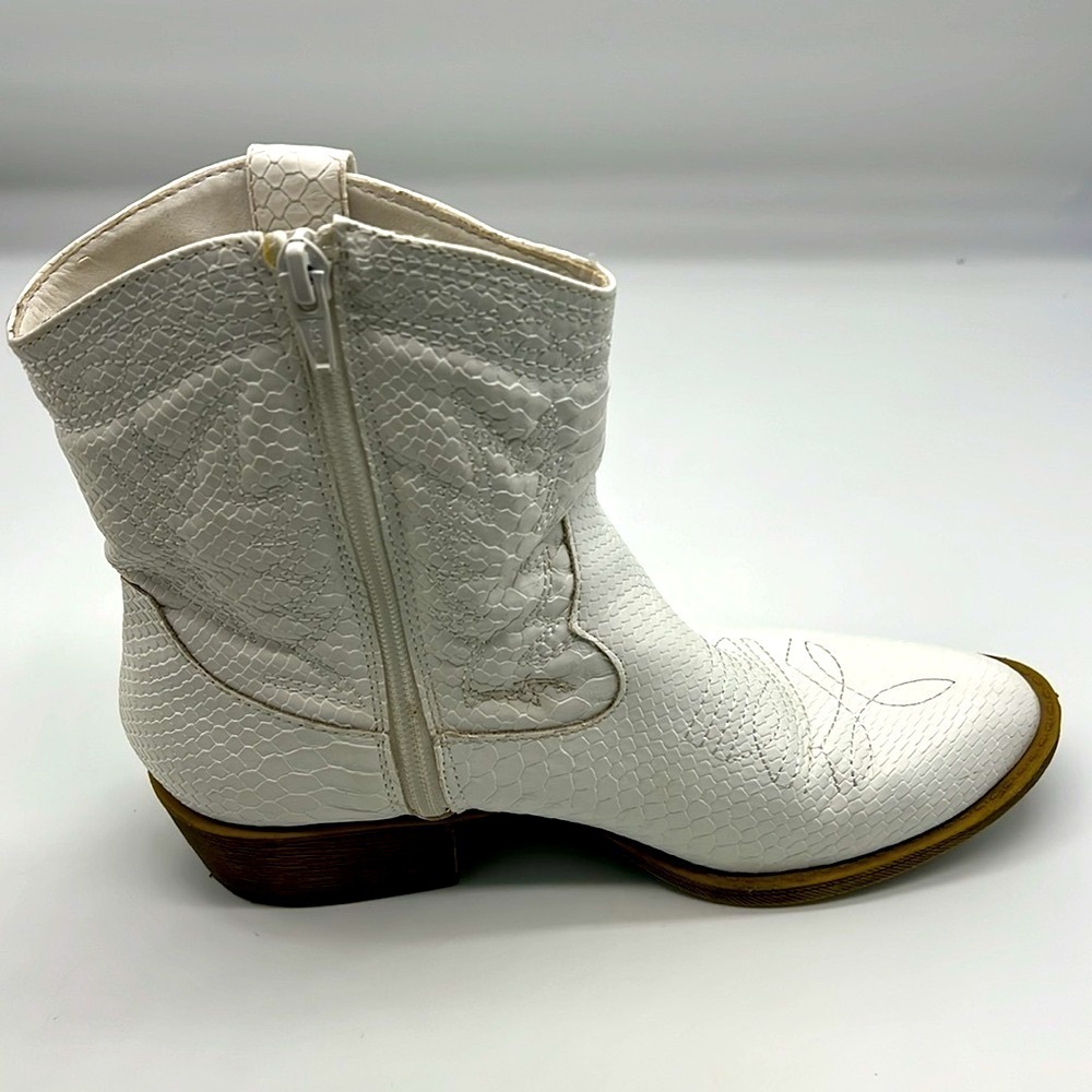 Coconuts By Matisse - Pistol White Faux Leather Snake Print Ankle Boots Size 7.5 - Picture 13 of 15